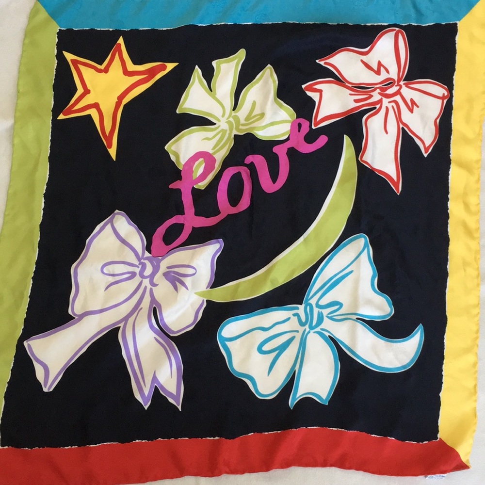 OMG!  This Carlisle silk scarf is so beautiful 😍